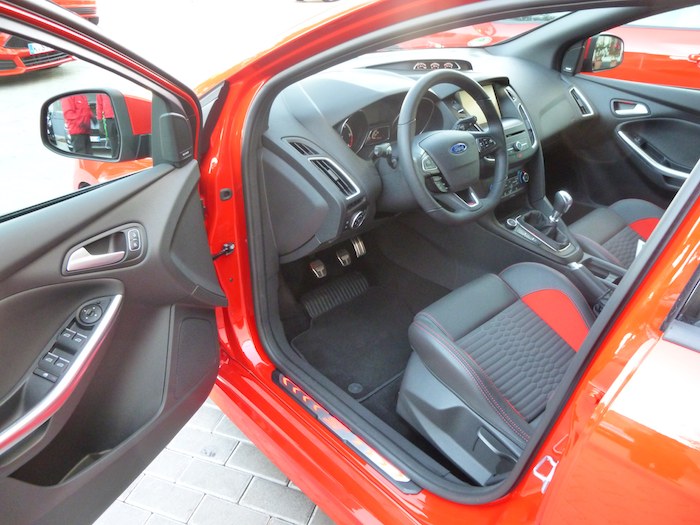 Ford Focus ST. Rojo Race