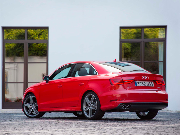 Al margen del portón, los raíles de techo indican que el planteamiento del Sportback es más utilitario que en el Sedán.