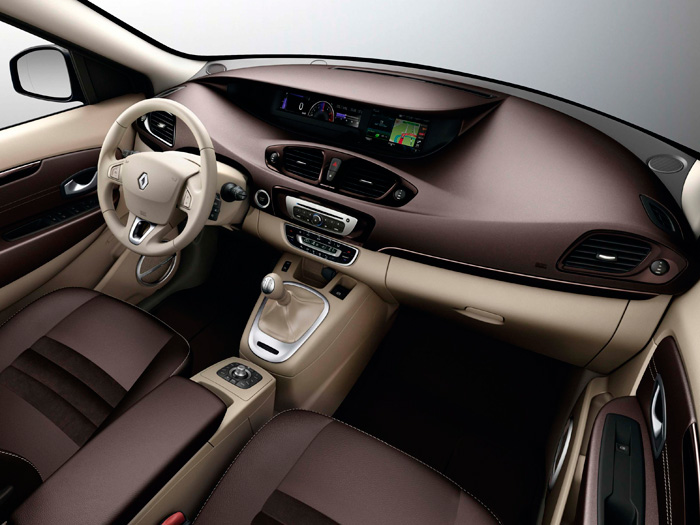 El salpicadero, de diseño un tanto futurista, tiene todos sus elementos de consulta y control muy concentrado en la zona central-izquierda, dejando mucho espacio vacío.