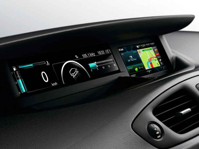 La pantalla situada bajo la ceja central en realidad es una doble pantalla, de manejo parcialmente táctil.