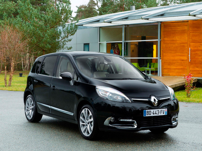 El actual Scénic es el restyling de la 3ª generación (o sea, la sexta presentación estética del modelo), pero su aspecto exterior ha sido profundamente retocado.