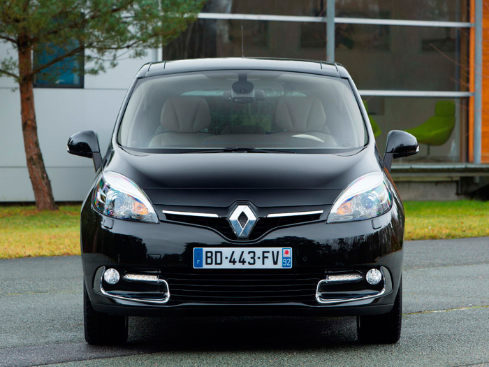 Siguiendo la moda actual, Renault les coloca a sus modelos más recientes un rombo de gran tamaño en el frontal, para reforzar la identificación de marca.