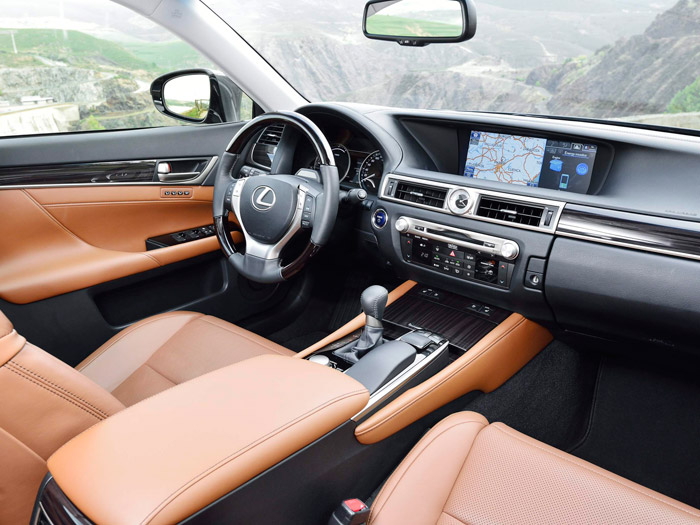 Aunque hay aportes propios en el diseño interior, en Lexus no tienen empacho alguno en unificar el suyo con el tradicional de las marcas “premium” alemanas. Los japoneses nunca han tenido problemas en copiar, sobre todo cuando además es para mejora el original. Mención especial a la amplia pantalla, que permite simultanear la presentación del navegador y el ordenador, que es gráfico.