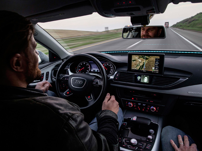 A marcha suponemos que de crucero: casi 1.600 rpm, y sobre 103 km/h de velocímetro; como el desarrollo en 7ª es 59,5 km/h, la velocidad real debe andar sobre los 94 km/h (un soplo por debajo de las 60 m/h).