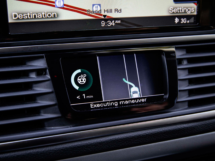 La pequeña pantalla central, bajo el navegador, es la más específica de la conducción pilotada.