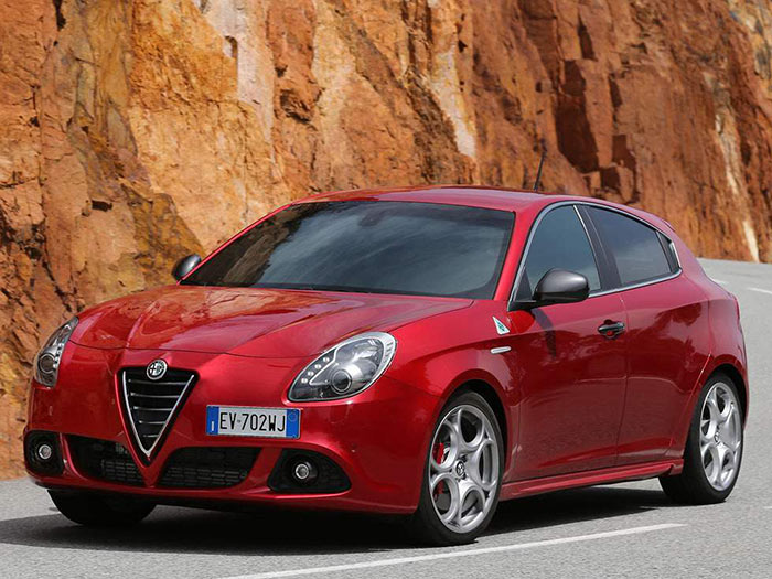 Para delimitar bien los campos, Alfa-Romeo ofrece el MiTo de segmento B exclusivamente como tres puertas, mientras que el Giulietta, ya del segmento C, siempre tiene cinco. Por lo demás, la estética frontal es similar en ambos, aunque nos parece todavía más conseguida en el Giulietta.