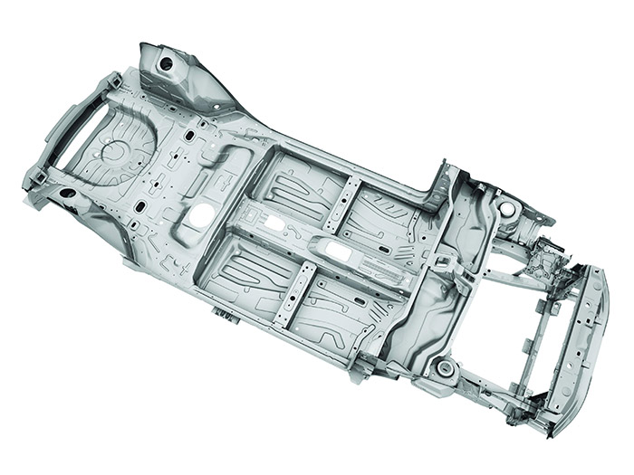 La novedosa plataforma –presentada en 2010, pero que por ahora sólo se utiliza en el Giulietta- cuya zona central extensible permite una aplicación modular. Hay cierta asimetría entre derecha e izquierda bajo los asientos delanteros y traseros, y más aún en el vano motor, con un larguero que sale bajo la base para la batería, que no  tiene equivalente derecho.