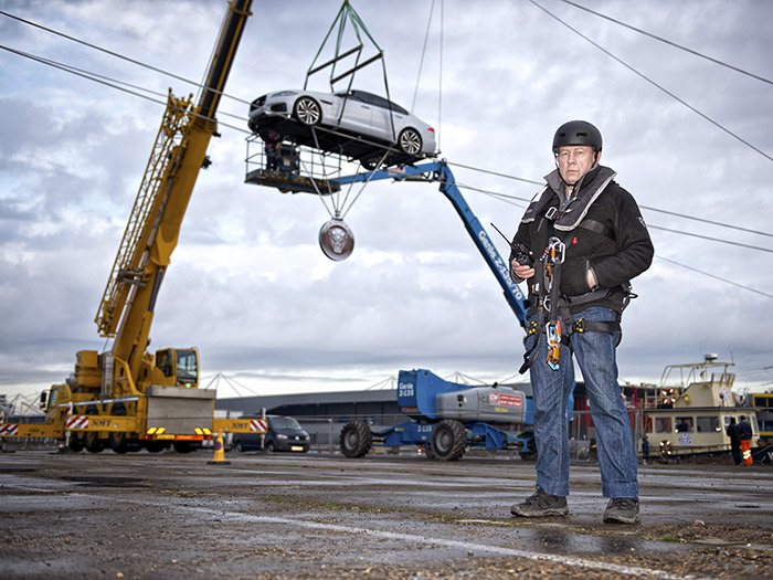 Jim Dowdall, el veterano “stuntman” que pilotó el XF, supervisando las labores de instalación necesarias para la travesía, mientras acaban de conectar los subchasis auxiliares bajo el coche.