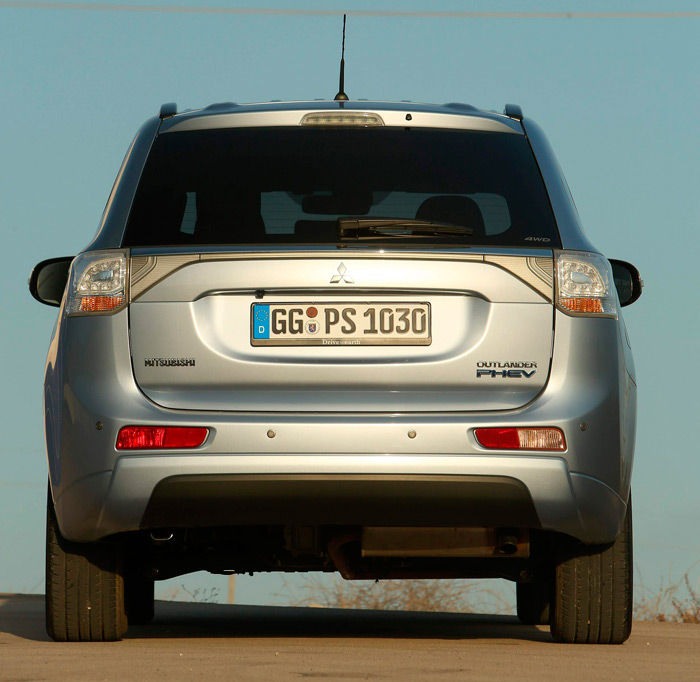 La distancia libre al suelo (190 mm) es normal en un SUV; muy bien para caminos, y un poco escasa para todo-terreno, donde lo suyo es por encima de 21/22 cm. Pero tampoco sería el uso normal para el PHEV.