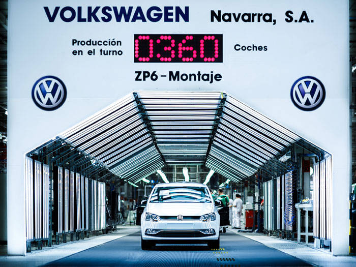 Bajo la intensa iluminación del puesto de revisión final de la cadena de montaje, que permite descubrir el más mínimo fallo en la pintura, un VW Polo sale da la factoría de Landaben, próxima a Pamplona. Un motivo añadido más para justificar la prueba de este modelo, probablemente líder del segmento B europeo.