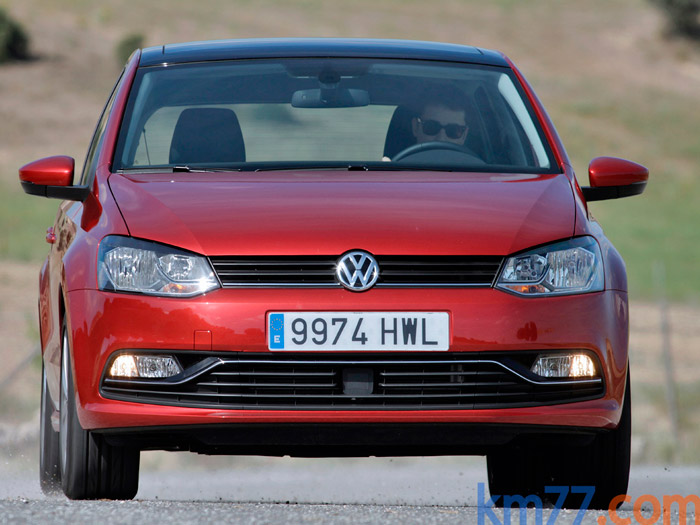 Frontal limpio y clásico, con las dos bocas de entrada bien diferenciadas (la de abajo es la más importante), huyendo del diseño que engloba ambas en un marco cromado, puesto de moda por Audi y seguido por cantidad de otras marcas. Los faros de xenón o de LEDs, salvo en opción, todavía no han llegado a este Polo; y con estos H-7 va bien servido.