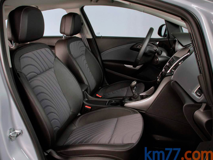 Hace algunas décadas, Opel utilizaba unos asientos con diseño calcado del Recaro, que algunos echamos en falta. Los actuales no están mal, y según ellos muy estudiados fisiológicamente, pero la sujeción lateral no es la de aquellos.