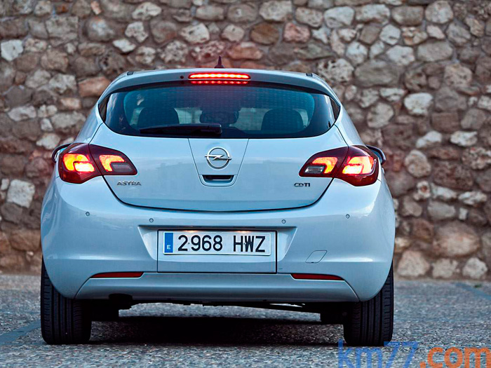 La zaga ya no es (quizás no puede ser) tan personal e identificativa como el frontal; el Giulietta, el Mégane y algún otro también presentan un diseño muy parecido. Pero en una trasera con portón, y al margen de los pilotos, no hay mucho más con lo que jugar.