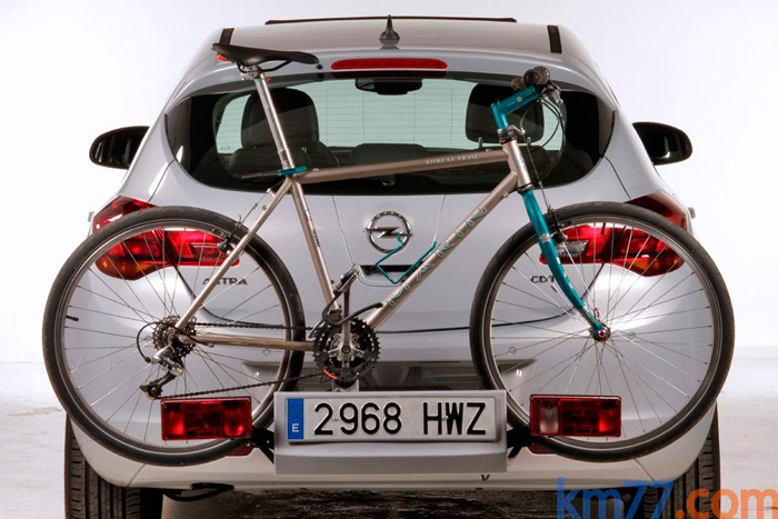 Un punto tradicionalmente fuerte de Opel viene siendo el del transporte de bicicletas, con una solución mucho más segura, aerodinámica y estética que la de llevarlas en el techo.