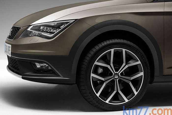 Esta foto corresponde a un 4Drive X-Perience, con suspensión elevada y protecciones en faldón y pasos de rueda. Pero lo interesante es que, siempre en la misma llanta de 7,5”x18”, lleva un neumático 225/45, cuando el 4Drive “a secas” de nuestra prueba monta un perfil 225/40 todavía más bajo. En cualquiera de los dos casos, no son lo más recomendable para meterse por malos caminos, aunque en el 4Drive todavía tiene un pase.