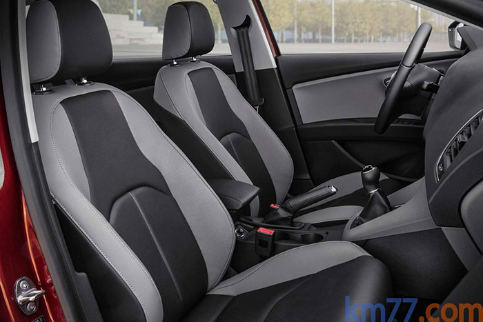 Este es el interior del auténtico 4Drive, con cambio manual. Como casi siempre en estos casos, la tapa de la consola central acaba teniendo que ir en posición vertical, para no molestar en el codo al conductor al manejar el cambio de marchas; con el DSG, resulta aceptable.