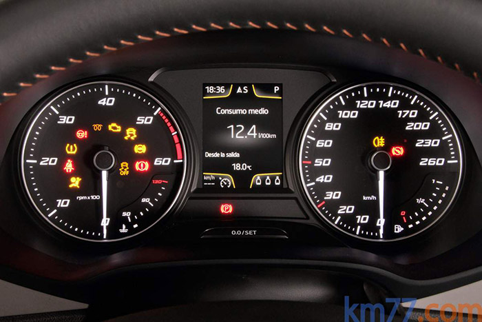 Lo habitual hoy en día: profusión de testigos (obligada por la complejidad del equipamiento) y cantidad de información de texto y cifras en la pantalla central; información que resulta un tanto laboriosa de consultar al tener que acumular tanta en tan reducido espacio.