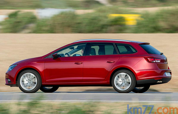 Perfil lateral del ST 4Drive FR, en el que se advierte a la perfección la línea de cintura recta y casi horizontal, el techo en suave declive y la luneta bastante tumbada. Todo lo cual acaba dando lugar a un poco más de 4,5 metros de longitud.