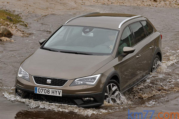 Para demostrar sus capacidades todo-terreno (a pesar de sus 224/45-18), el 4Drive X-Perience vadea un riachuelo sin mayores problemas.