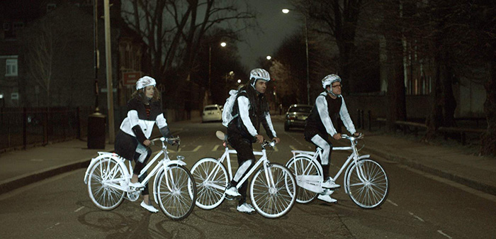 Grupo de ciclistas mostrando las diversas posibilidades de aplicación sobre su equipamiento, además de sus bicicletas: cascos, zapatillas, ropa e incluso mochila son susceptibles de ser rociados, sin mayor problema posterior.