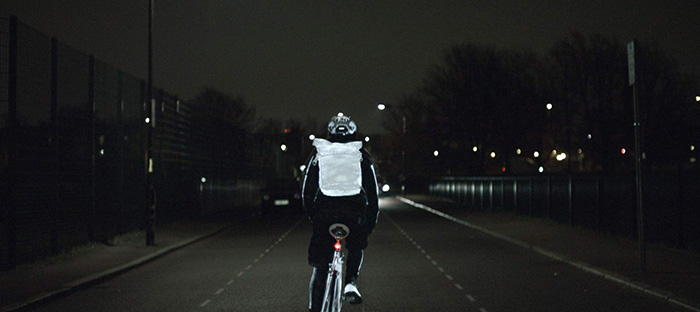 En un enfoque totalmente frontal o posterior, y dada la mínima sección frontal de una bicicleta, es cuando menos eficaz resulta lo del spray aplicado sobre ella. Por lo tanto, aquí pueden entrar en juego tanto su aplicación sobre vestimenta o mochila, el piloto rojo como en la foto, y también el clásico chaleco reflectante.