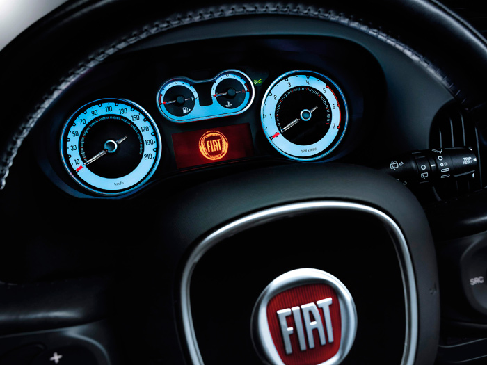 En el Fiat 500-L el abanico de indicación es muy amplio, nada menos que 180º de círculo, pero sin cifras. De todos modos, y dado lo que ya sabemos, se podría poner la mano en el fuego (ya que estamos tratando de temperaturas) a que los extremos son 50 y 130ºC, el centro vertical 90ºC, y tenemos zona roja a partir de 120ºC.