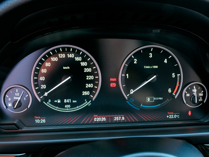 En el Mercedes 520d ED (berlina tranquila donde las haya) el termómetro de agua es sustituido por el de aceite, cuya indicación queda centrada en los 100ºC, con 50ºC de margen a uno y otro lado, pero sin indicación en rojo.