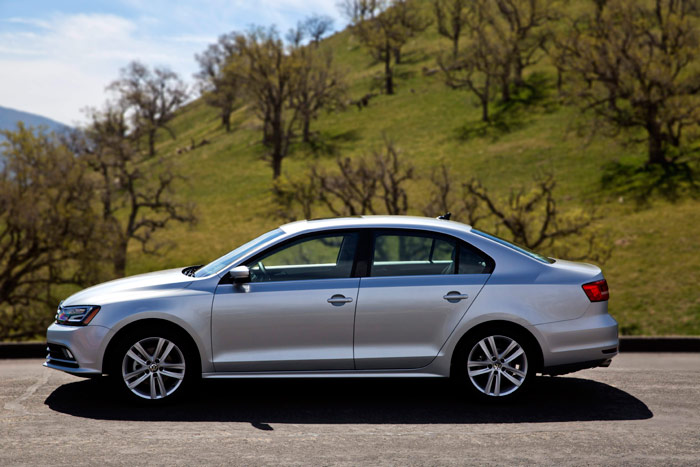 Con la mejora de detalles imperceptibles a simple vista (salvo que te los señalen con el dedo), la aerodinámica del Jetta nos aseguran que ha mejorado en un 10% respecto a la de salida con esta carrocería, bajando el Cx de 0,30 a 0,27.