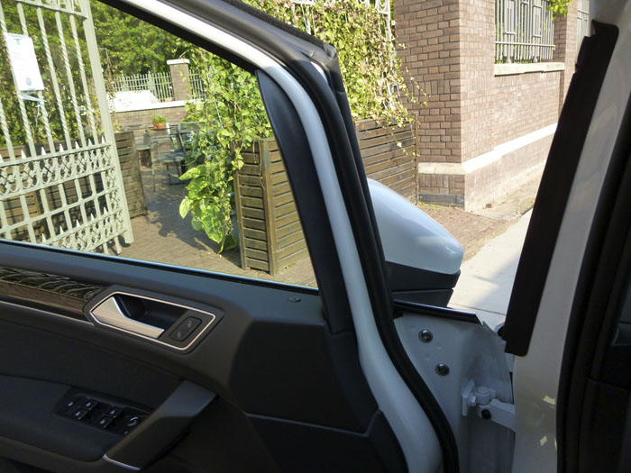 Volkswagen Touran. Union puerta salpicadero. Puerta abierta