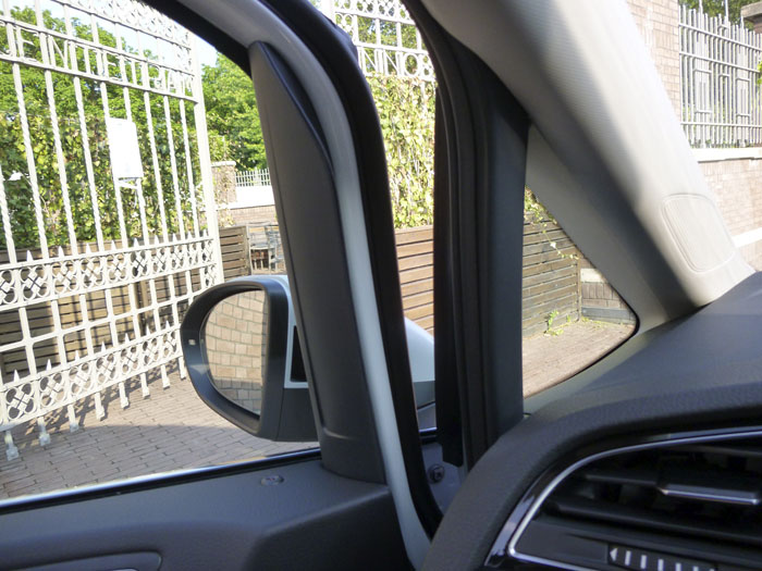 Volkswagen Touran. Union puerta salpicadero. Puerta semiabierta.