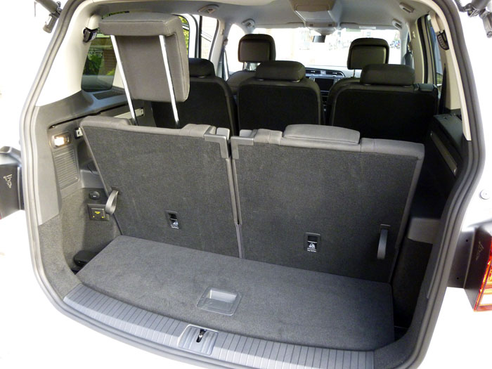 Volkswagen Touran. 7 plazas. Reposacabezas posterior