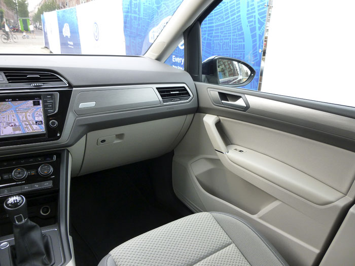 Volkswagen Touran. Puerta delantera derecha