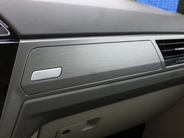 Volkswagen Touran. Tapa del media box