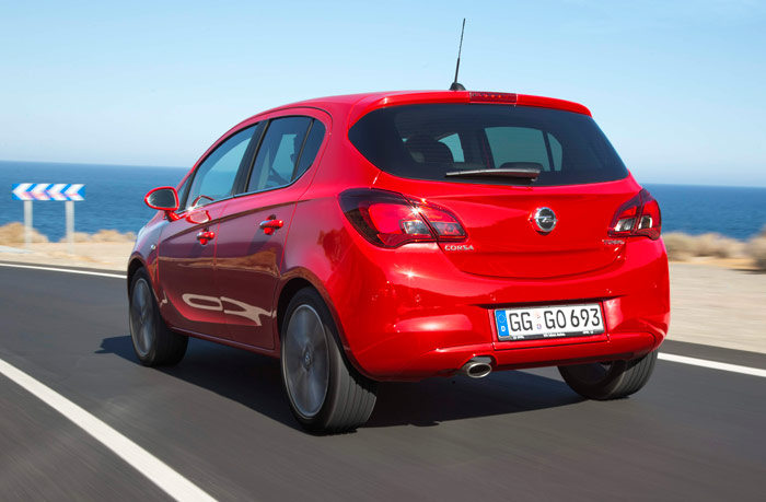 Aunque el coche sea muy germánico, para las fotos les gusta buscar paisajes (aunque aquí haya poco, pero muy revelador) que tenga un claro regusto mediterráneo. Lo cual es bueno para nuestra industria turística. 