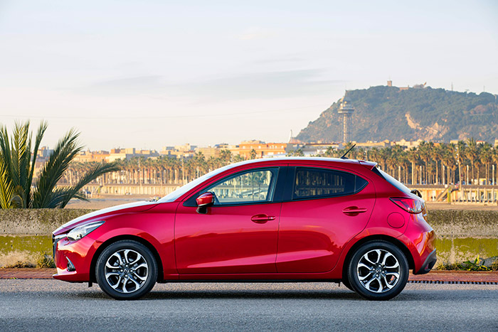 Pese a que el frontal es absolutamente vertical, cortado a pico, el Mazda2 supera, aunque por muy poco, los cuatro metros de longitud.