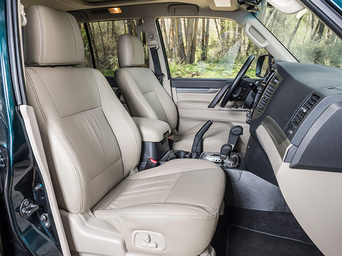 Asientos delanteros que, en el Kaiteki, son de cuero y con reglaje eléctrico; casi prefiero los de resistente paño del Spirit, si el coche se va a utilizar para lo que está destinado. La caja con tapa entre los asientos tiene un volumen más que notable.