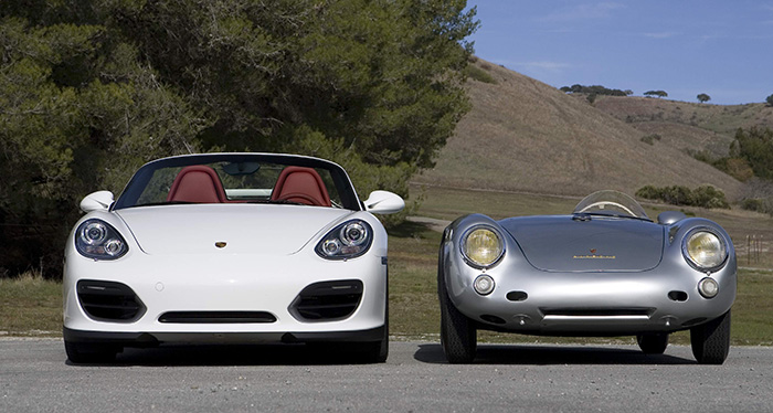 Por mucho que en Porsche se empeñen, las seis décadas que separan a los dos Spyder -550 de 1954/5 y Boxster actual- se dejan notar, y mucho; al margen de que ambos lleven motor central. Pero el Boxster pesa dos veces y media lo que el 550, tiene más del triple de potencia, seis marchas en vez de cuatro, y aun siendo bajo (1,26 metros, con parabrisas), todavía parece el padre del mínimo deportivo de mediados del pasado siglo.