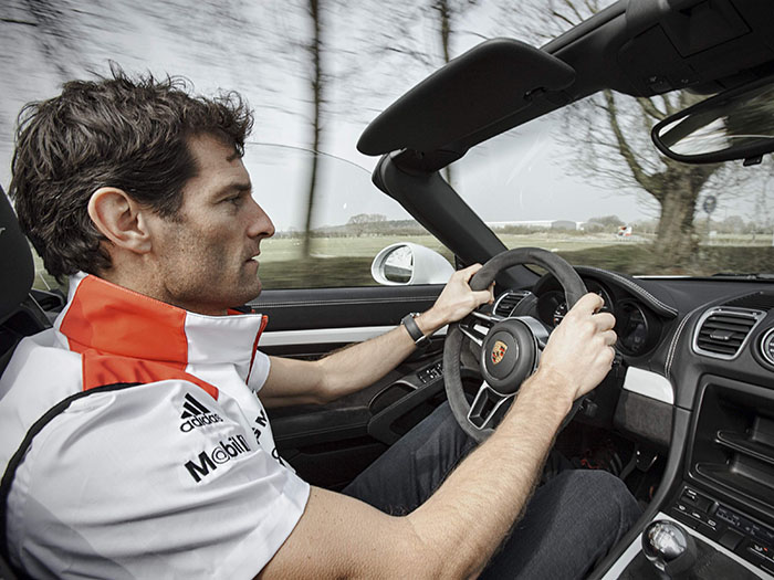 Mark Webber ha cambiado de montura, aunque no de marca ni denominación (Spyder ambos). Sin duda ahora va más cómodo, aunque quizás no se divierta tanto al volante, por mucho que éste último le guste.