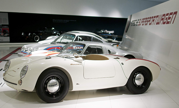 En el Museo Porsche se conserva el prototipo original del 550 “de serie”, con parabrisas “cortavientos” pero a todo lo ancho, e incluso tapacubos cromados; pero ya con el tapón de repostaje de llenado rápido situado directamente sobre el depósito, por delante del habitáculo.