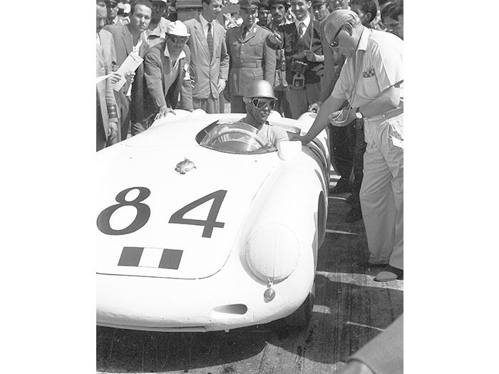 La gran campanada, en 1956: Umberto Maglioli, al volante de este 550A de 135 CV, 515 kilos y ya con cinco marchas, fue el vencedor absoluta de la Targa Florio siciliana. Completó él solo, en ocho horas y sin compartir volante con nadie, la “machada” (o locura) de cubrir los 720 km de las 10 vueltas al circuito de las Madonie, sin parar más que para repostar, y ni siquiera cambiar neumáticos (unos sin duda duros Continental de competición). Promedio: 91 km/h, por montañosas carreteras secundarias (¡y qué carreteras!, en aquella época). 