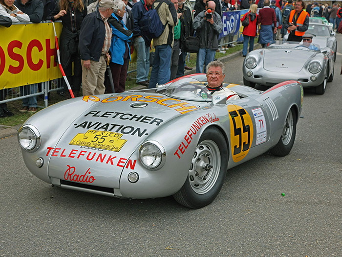 El veterano Hans Herrmann (en su momento la “gran esperanza” del pilotaje alemán de la postguerra) se prepara para participar en un  evento en el circuito de Solitude, en 2011. La unidad es la misma (remozada  hasta quedar en mejor estado que el original) que condujo en la Carrera  Panamericana de 1955, conservando incluso las publicidades que entonces  llevaba. Debía andar sobre los 530 kilos y 125 CV, poco más o menos.