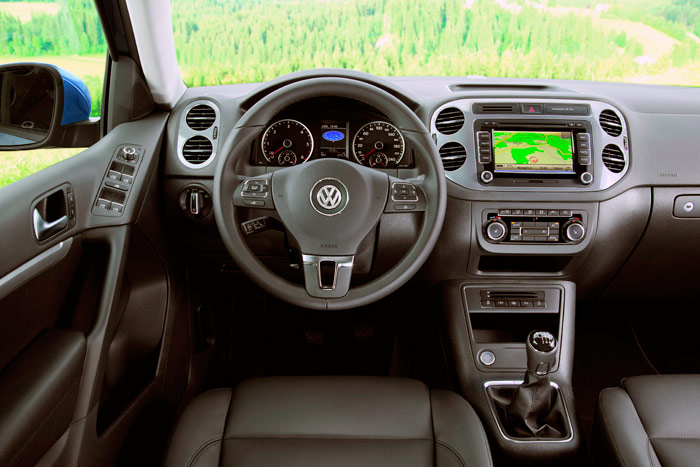 Como ya se ha dicho en múltiples ocasiones, la estética del interior de un VW no sorprende en absoluto, puesto que hay un indudable aire de familia en todos ellos, desde el Polo al Touareg; si acaso, en el Tiguan, dado el tamaño (sobre todo altura) disponible en el salpicadero, las ocho salidas circulares de la climatización son más generosas.