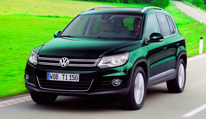 La presentación en primavera de 2011 del primer restyling del Tiguan (nacido en 2007), y cuya estética todavía se conserva incluso en el nuevo lavado de cara, tuvo lugar en el Tirol (lo sé porque asistí a ella); y no se les ocurrió otra cosa mejor que elegir un coche de color verde para fotografiarlo en un paisaje en el que todo es verde.