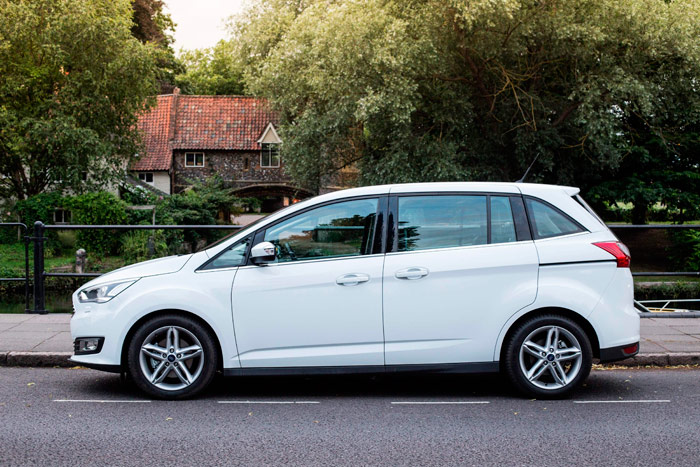 Viene luego en tamaño el Grand C-Max, un MPV que ofrece la particularidad de la puerta trasera deslizante. Como los otros tres de similar carrocería, lleva una pequeña ventanilla triangular en la puerta delantera, que en los SUVs no aparece.