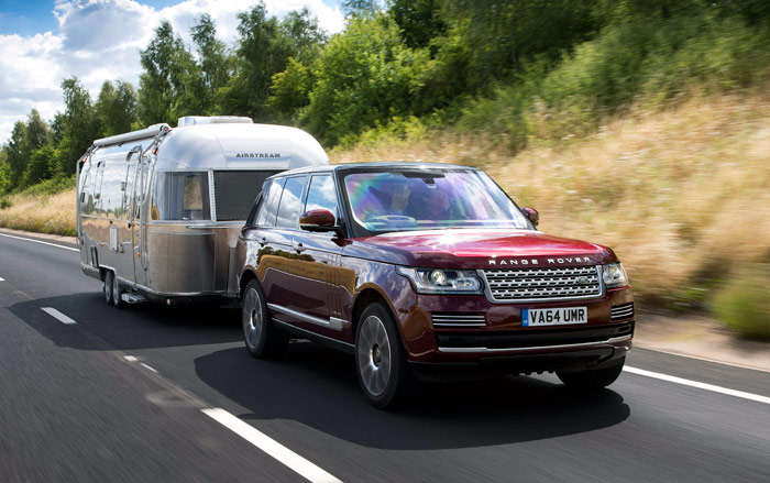 Clásico ejemplo de remolcaje turístico, con una roulotte de buen tamaño. Obsérvese que el Range-Rover no utiliza los retrovisores laterales montados sobre suplementos tubulares que son habituales en estos casos para abrir el campo visual, pero que dan problemas para maniobrar en pasos estrechos. Con el Transparent Trailer no son necesarios.