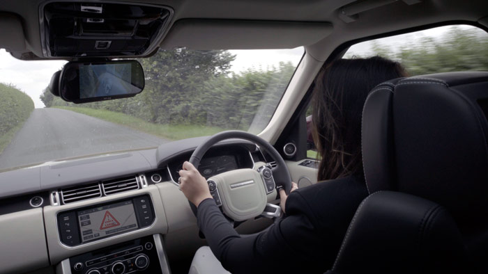 El Range-Rover de nuestra amazona lleva instalados los dos sistemas comentados en esta entrada; y mientras por el espejo central puede controlar la carretera mediante el Transparent Trailer (el chasis del remolque aparece muy difuminado en la zona inferior), en la pantalla del salpicadero, al tener seleccionada la función “Cargo Status”, el Cargo Sense le advierte, mediante un zumbador y un triángulo rojo, que hay una incidencia en el interior del remolque. Un toque al mando adecuado, y la imagen pasa a ser la de dicho interior, para controlar qué le ocurre al caballo.