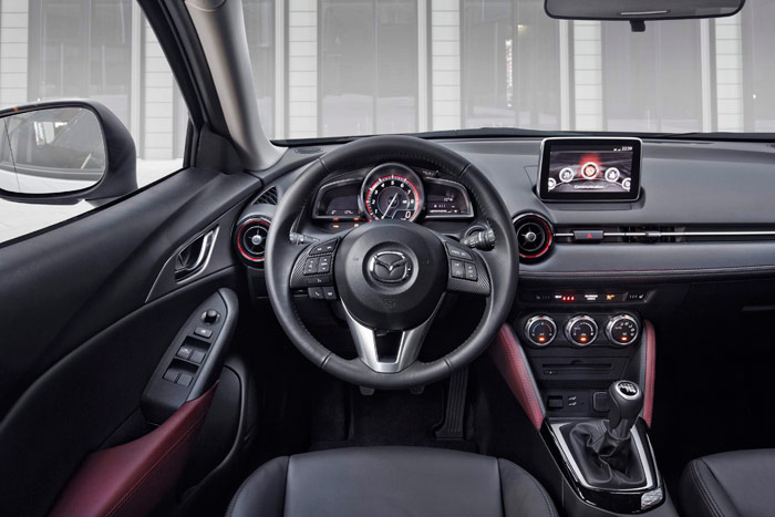 También en el interior se respira un aire inconfundiblemente Mazda; sobre todo tomando como referencia el Mazda-2, con el que se comparte no sólo plataforma, sino buena parte del equipamiento interior.