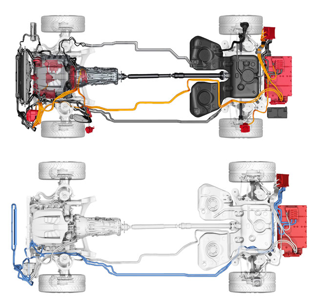 Dos vistas idénticas de la implantación mecánica del Panamera: en rojo se señalan los elementos de impulsión exclusivamente eléctricos, y en azul, el circuito de refrigeración de la batería situada atrás, con el radiador en el frontal. La cantidad metros de cableado y tuberías es realmente importante.