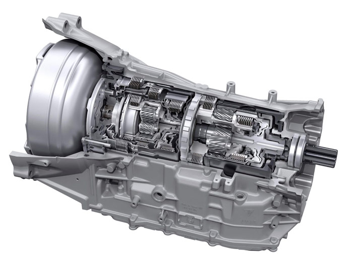 Porsche no ha renunciado, en su Panamera Hybrid, a montar una caja de cambios automática (Tiptronic S de 8 marchas); el funcionamiento es impecable, pero el incremento de peso y volumen, frente a otras soluciones más elementales empleadas en otros híbridos, supone una penalización nada despreciable. Claro que, de todos modos, el Panamera ya es un coche de más de cinco metros de longitud, así que hay hueco disponible.