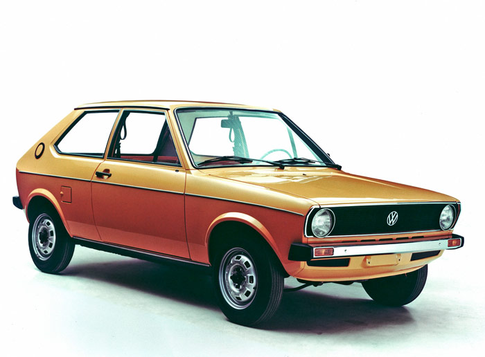 En realidad, el primer Polo no era un auténtico diseño de VW, sino una variante del Audi 50, que fue descontinuado en 1979, a fin de dejarle el campo libre en el terreno del coche mínimo a VW, y reforzar la imagen de Audi como marca de mayor lujo. Una teoría que, al cabo de los años, ha sido invalidada con la aparición del Audi A1.